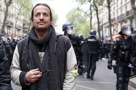 «francis lalanne conteste formellement avoir frappé quelque journaliste que ce soit. Khsg4hyys06eam
