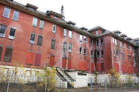 Der begriff »sozialpsychiatrie« beschreibt eine bestimmte art und weise, menschen bei seelischen krisen und psychischen erkrankungen professionell zu helfen. Lost Places Kanada Das Riverview Hospital Bei Vancouver Working Holiday Kanada