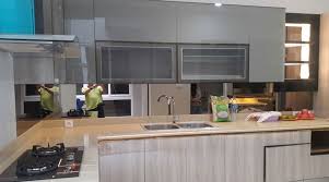 Pembuatan kitchen set minimalis, classic duco maupun melamic adalah bagian layanan dari smart kitchen set specialist yang bergerak dibidang interior.kitchen set minimalis menjadi produk unggulan dengan konsep smart yang ditawarkan, menjadikan kitchen set sangat cocok di aplikasikan pada hunian modern baik pada rumah, apartemen, hotel, kondominium maupun kantor. Tips Memilih Jasa Pembuatan Kitchen Set Yang Tepat