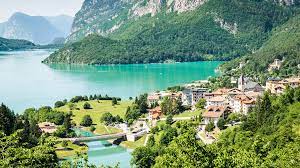 Questa zona di molveno è una delle preferite dai nostri ospiti, in base alle recensioni indipendenti. Lago Di Molveno In Trentino Circondato Dalle Dolomiti Di Brenta