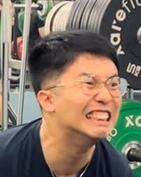 Jon Chen 陳卓| 記錄一下無拉力帶硬舉1 rep  PR終於150kg了～卡在140好久。狀態正好想要騙身體直上160，結果就是第二和第三張😶‍🌫️😶‍🌫️  希望今年還會更新這種貼文！2024目標先放在180kg（但那就該是拉力帶了|