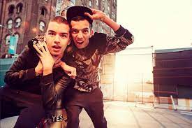 Bigflo & oli ont hier dévoilé leur nouvel album vraie vie, sur lequel ils ont invité joey starr, busta rhymes ainsi que leur père. Fete De La Musique Bigflo Oli En Concert Surprise Au Saint Des Seins A Toulouse Actu Toulouse
