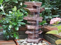 Wasserspiele, die plätschern, sprudeln oder glucksen, finden sie in vielen varianten und für jeden gartenstil, wobei die gartengröße keine rolle. Wasserspiel Selber Bauen So Geht S Selbermachen De