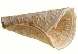 Les Krumkake Gateaux Courbes En Francais Sont Des Gaufrettes De 13 A 20 Cm En Forme De Cone Ou De Cornet A Bas Recette Facile Idee Recette Dessert Gaufrette