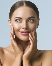 Beleza mulher cuidados com a pele linda mão feminina tocando rosto modelo  de menina cosmética sobre fundo azul