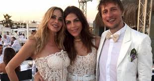 La storia d'amore tra la conduttrice e l'attore aveva appassionato gli italiani negli anni '90, prima con un fidanzamento durato diversi anni, e poi con il matrimonio celebrato nel 1997. Stefania Orlando Si E Sposata Ticinonline