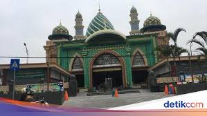 Nama masjid yang satu ini pastinya sudah tak asing lagi bagi kalian semua. Megahnya Perpaduan Timur Tengah Dan Majapahit Di Masjid Agung Al Fattah