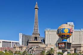 O seu observatório, localizado no 46º andar, é 360 graus e conta com uma linda. Eiffel Tower Viewing Deck At Paris Las Vegas Eiffel Tower Las Vegas Paris Las Vegas Las Vegas Attractions