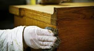 Peindre un meuble vernis sans décaper joli petit buffet vintage e1521036133873. 5 Astuces Pour Decaper Un Meuble Verni Maison Travaux