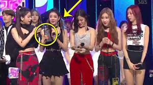 #itzy video call event :). Itzy Won Their 4th Trophy And Immediately Br0ke It Ø§ÙÙÙÙ Vlip Lv