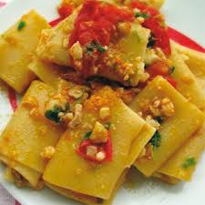 Cuocete i paccheri in abbondante acqua salata e trasferiteli in padella un minuto prima. Paccheri Con Sugo Di Ricciola Fresco Pesce