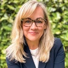 Kari Dow's Instagram, Twitter & Facebook