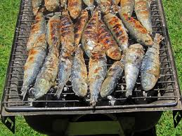 Lavar las sardinas y limpiarlas eliminando las cabezas y las aletas, excepto las de la cola. Sardinas A La Parrilla Stock De Foto Gratis Public Domain Pictures