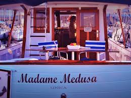 She was designed by michael spitzer ( failurefactory ). Das Boot Escursioni In Barca Napoli Madame Medusa
