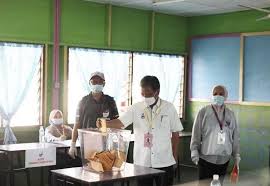 I don't need the government, whatever it is, to take care of me. Sabah Election Shafie Votes At Sk Bubul In Semporna