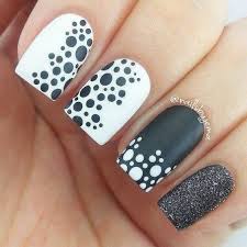Las pegatinas tambien son una opción mas rapida y sencilla que el pintar cada diseño aunque no quede tan profesional se utiliza mucho si no tienes experiencia en manicura. 2