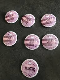 Vous y trouverez les meilleures pièces uniques ou personnalisées de nos badges boutiques. Badge Personnalise Evjf Papillons Fetes Mariage Un Grand Marche