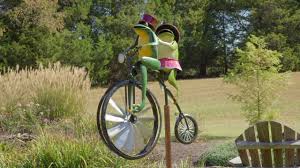 Penny farthing frog art frog and toad frogs bicycles mythology bike colours sculpture. Frogs On A Vintage Bicycle Wind Spinner Youtube