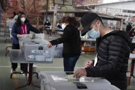 La primaria que tenga más votación perfilará mejor a su candidato para noviembre. Chile Gira A La Izquierda Empujada Por Los Independientes Y Castiga A Las Fuerzas Tradicionales En Las Elecciones Constituyentes