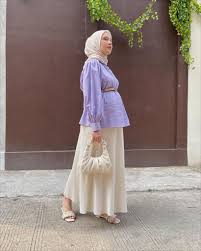 Cocok buat dijadikan daily outfit, berikut ini beberapa inspirasi outfit tunik ala selebgram bahjatina dari yang bermotif hingga polos, simak yuk! Inspirasi Hijab Outfit Lilac Untuk Ibu Hamil Ala Selebgram Dwi Handayani Avanascarf