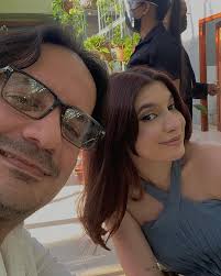 El sábado quede enamorada del maquillaje que me hizo Jen! Siempre que voy a  su estudio, salgo demasiado contenta.😍❤️ Les muestro fotos con mis  compañeros de boda.🧚🏻‍♀️