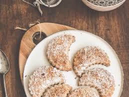 1 verre de smen (un verre de 250 ml) un demi verre de sucre glace + ou moins 1 verre et les 2/3 de verre de.ghribia à l'huile recette traditionnelle algeroise un gâteau algérien hyper simple, et facile à faire qui a su garder sa place dans la grande famille des gâteaux. Recettes De Ghribia