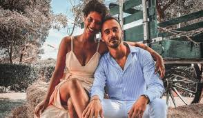 Bárbara bandeira reagiu de forma entusiástica à notícia dada este domingo, dia 21, pela amiga angie costa e o companheiro desta, miguel coimbra. Daniel Guerreiro Pede Soraia Em Namoro Com Barbara Bandeira A Cantar Em Pano De Fundo