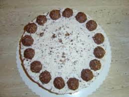 Hallo meine lieben, heute habe ich sooo eine leckere torte gemacht, die sieht richtig hammer aus, aber ist sooo einfach zum. Einfache Ferrero Rocher Torte Rezept Mit Bild Kochbar De