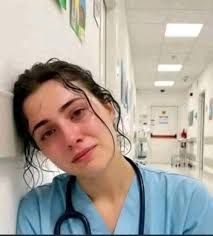 عندما سمعت زوجة أبي لهب حمالة الحطب ، أن الناس تردد اسمها بحـــمالة الحطب ،  إتجهت مسرعة نحو الكعبة تبحث عن النبي ﷺ فقد سمّاها الله حمالة الحطب ، لأنها  كانت تحتطب