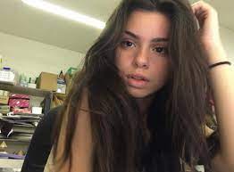 Go on to discover millions of awesome videos and pictures in thousands of other categories. Brxkensavvi Girl Tumblr Cute Pretty Brunette Brunette Aesthetic Pretty Girls Selfies