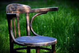 Votre table et vos chaises en bois sont devenues ternes ? Vernis Et Lasure Les Protections Les Plus Indiquees Pour Le Bois