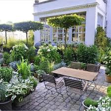 White And Green Is Always Fabulous Beautiful Garden Design Gardendesign Garden Villa Backyard Porch Patio Exteri Backyard Backyard Porch Backyard Garden
