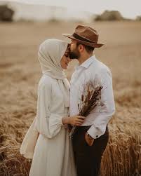 Foto prewedding muslimah syari, prewedding hijab casual, prewedding syariah, prewedding islami di masjid, koleksi photo prewedding, foto prewedding muslimah modern. Lovers Don T Finally Meet Somewhere They Re In Each Other All Along Fotograf Gelin Fotografciligi Dugun Pozlari