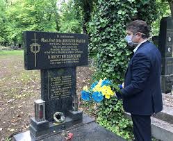 Одна з останніх фотографій августина волошина перед його арештом. Sogodni V Den Pam Yati Zhertv Politichnih Represij V Ukrayini Posol Ukrayini V Cheskij Respublici Yevgen Perebijnis Vshanuvav Pam Yat Avgustina Voloshina Mikoli Dolinaya Stepana Klochuraka Yuriya Perevuznika Maksima Slavinskogo Mikoli Galagana Ukrayinskih
