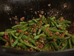 Se adauga fasolea verde, se completeaza cu apa incat sa se acopere fasolea verde, se amesteca totul si se lasa la fiert, la foc potrivit, pentru o ora. Fasole Verde Cu Carne Tocata La Wok
