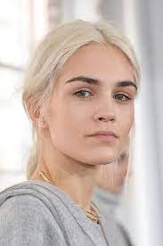 Thankfully i have dark enough hair that i simply use black eye shadow and an eyebrow brush to cover it up. Le Fashion 27 Beauties With Bold Brows Blonde Hair Dark Eyebrows Bleach Blonde Hair Platinum Blonde Hair