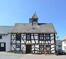 Die denkmaltopographie für den hochtaunuskreis wird durch das landesamt für denkmalpflege hessen. Alte Schule Treisberg Wikipedia
