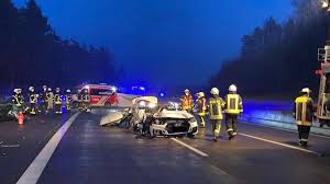 A4 — смотреть в эфире. Schwerer Unfall Auf A4 Auto Gerat Unter Lkw Vater Und Sohn Todlich Verletzt Bad Hersfeld