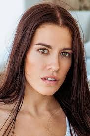 Sara Hilton's Instagram, Twitter & Facebook