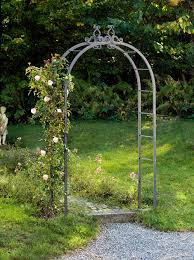 Der rosenbogen wird schon lange als stilvolles vertikales element in gärten eingesetzt. Rosenbogen Und Rankhilfen Aus Massivem Metall Fur Jeden Garten