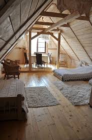 Rustic And Simple Wood And White Color Bedroom Design Love The Light Colored Woods In The Attic Room Duvetlife Be Zimmergestaltung Mansardenwohnung Mansarde