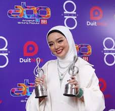 Dakwaan yang mengaitkannya menjalinkan hubungan dengan usahawan tudung, hanis arif, dan pelakon, mira filzah, fattah berkata, beliau mengenali hanis sejak tiga tahun lalu. Mira Filzah Bintang Paling Popular Abpbh 2019 Dan Senarai Penuh Pemenang Buzzkini