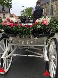 Hochzeitskutsche Deko Mit Girlande Hochzeit Kutsche Hochzeitskutsche Hochzeitsdekoration