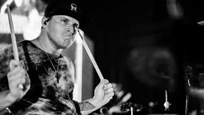 Attraverso i testi, possiamo tornare a momenti del nostro passato, piangendo per essi, liberandoci dal loro peso e tornare al presente privi di graffi. Una Noticia Triste Para La Musica Muere Un Querido Artista Solo Semanas Antes De Casarse Viralistas Com