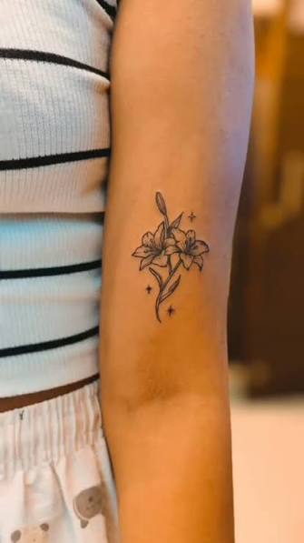 A leaf arm wrap tattoo often symbolizes growth, renewal, and the natural flow of life. Since it wraps around the arm, it can represent being surrounded or embraced by nature's energy, offering