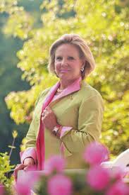 The author of one of my favorite design books, the pretty and proper living room , has kindly agreed to share some of her timeless entertaining tips and secrets with us in an exclusive interview! A Sunshine State Of Design Richmondmagazine Com