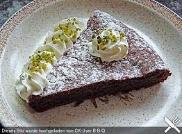 sven s schoggikuchen wet chocolate cake this cake presented by the modarotor sven epiney is now a famous recipe in sussgeback dessert ideen nachtisch essen