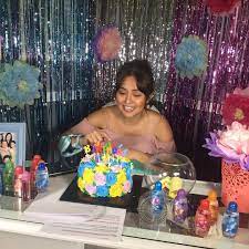 Kathryn bernardo with her cake at the #kathrynthankfulat20 party with tita long from kb buddies!?? Early Birthday My Love Kathrynbernardo Kathniel Danielpadilla Juicyfiedgirlkathanswers Kathryn Bernardo Daniel Padilla Filipina Actress