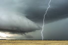 L'avertissement vaut ainsi de 12h00 à 23h00. En Eure Et Loir Une Possible Tornade Traverse La Beauce Frappee Par Des Orages Violents Actu Chartres