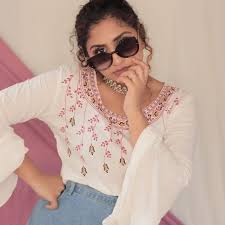 131k likes 1 313 comments noorin shereef نورن شريف noorin shereef on instagram fashion sleeve top women s top